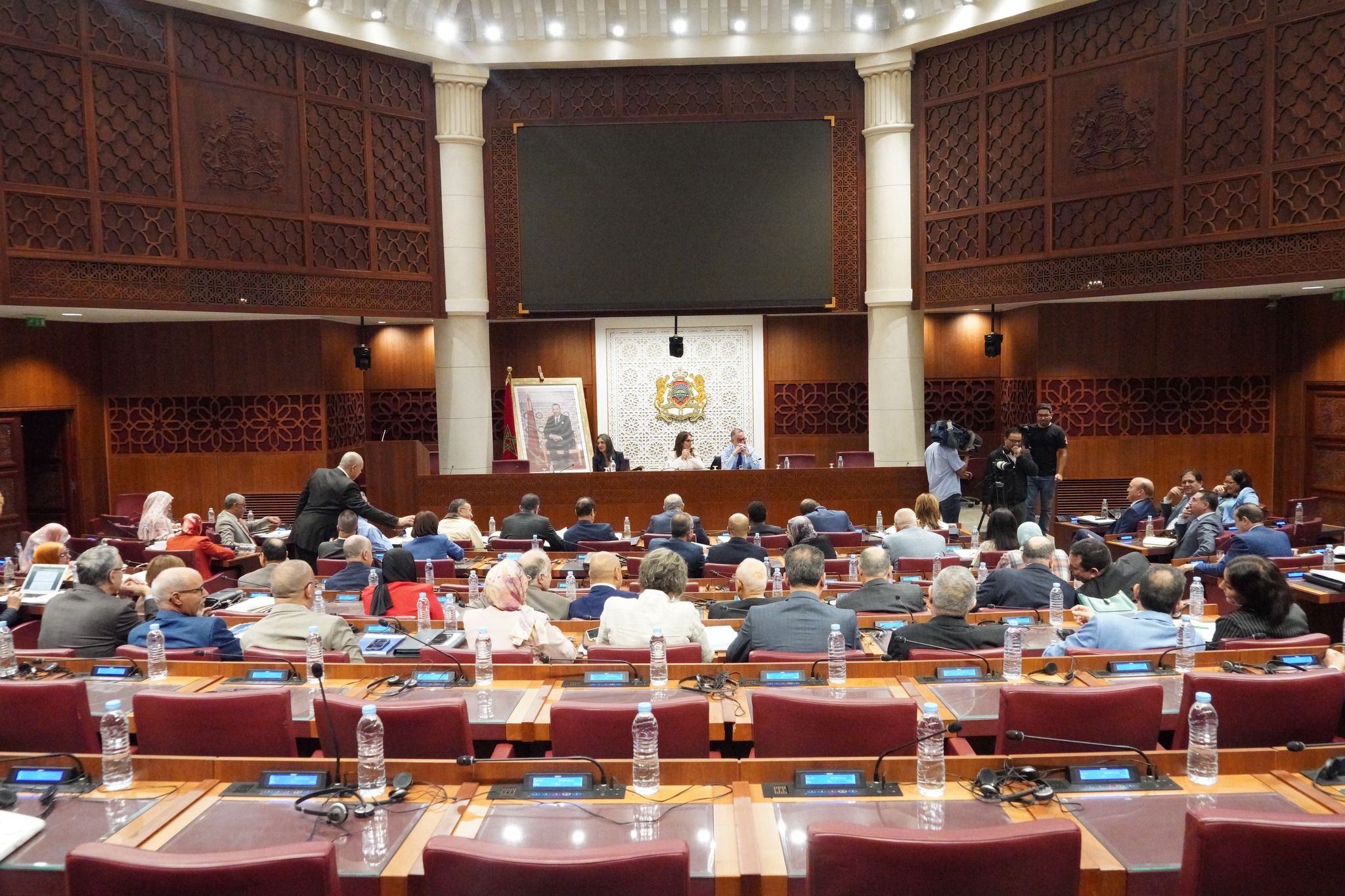 شكون الشوافة اللي قالت ليكم باقيين حتى 2030؟. المعارضة تقرع طبول الغضب وتدعو الحكومة إلى "الرجوع لله"