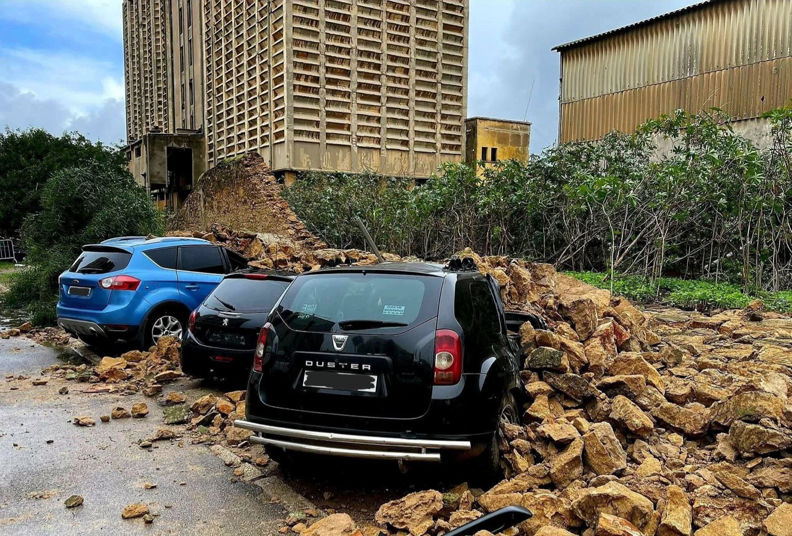 انهيار سور قديم بسلا يُخلف خسائر مادية ويعيد الجدل حول صيانة البنايات الآيلة للسقوط