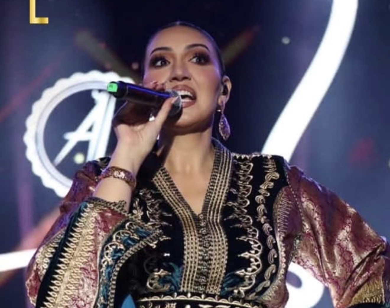 أسماء لمنور تتألق في مهرجان عيساوة بمكناس وتمنح الجمهور ليلة من الطرب الأصيل
