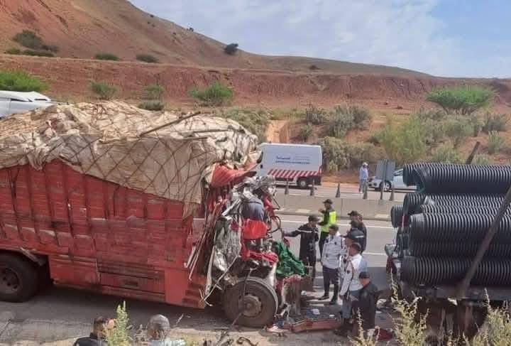 حرب الطرق...قتلى وخسائر مادية جسيمة اثر اصطدام شاحنتين
