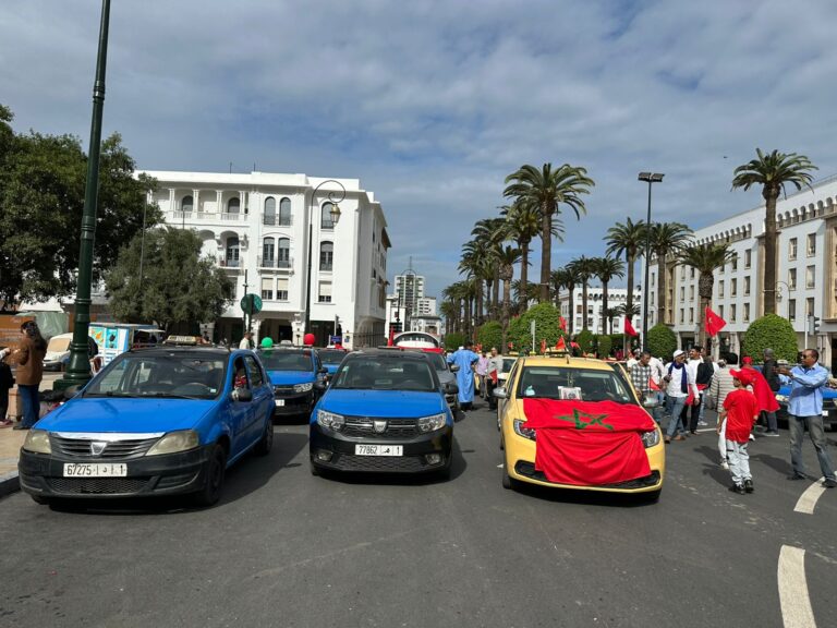 عيد المسيرة الخضراء… طاكسيات الرباط وسلا تُشعِل شوارع العاصمة بروح الوطنية