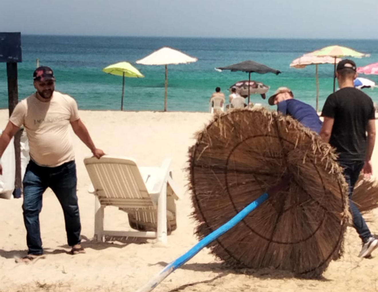 طنجة..السلطات المحلية تنفذ حملة ضد استغلال غير قانوني للمظلات والكراسي الشاطئية