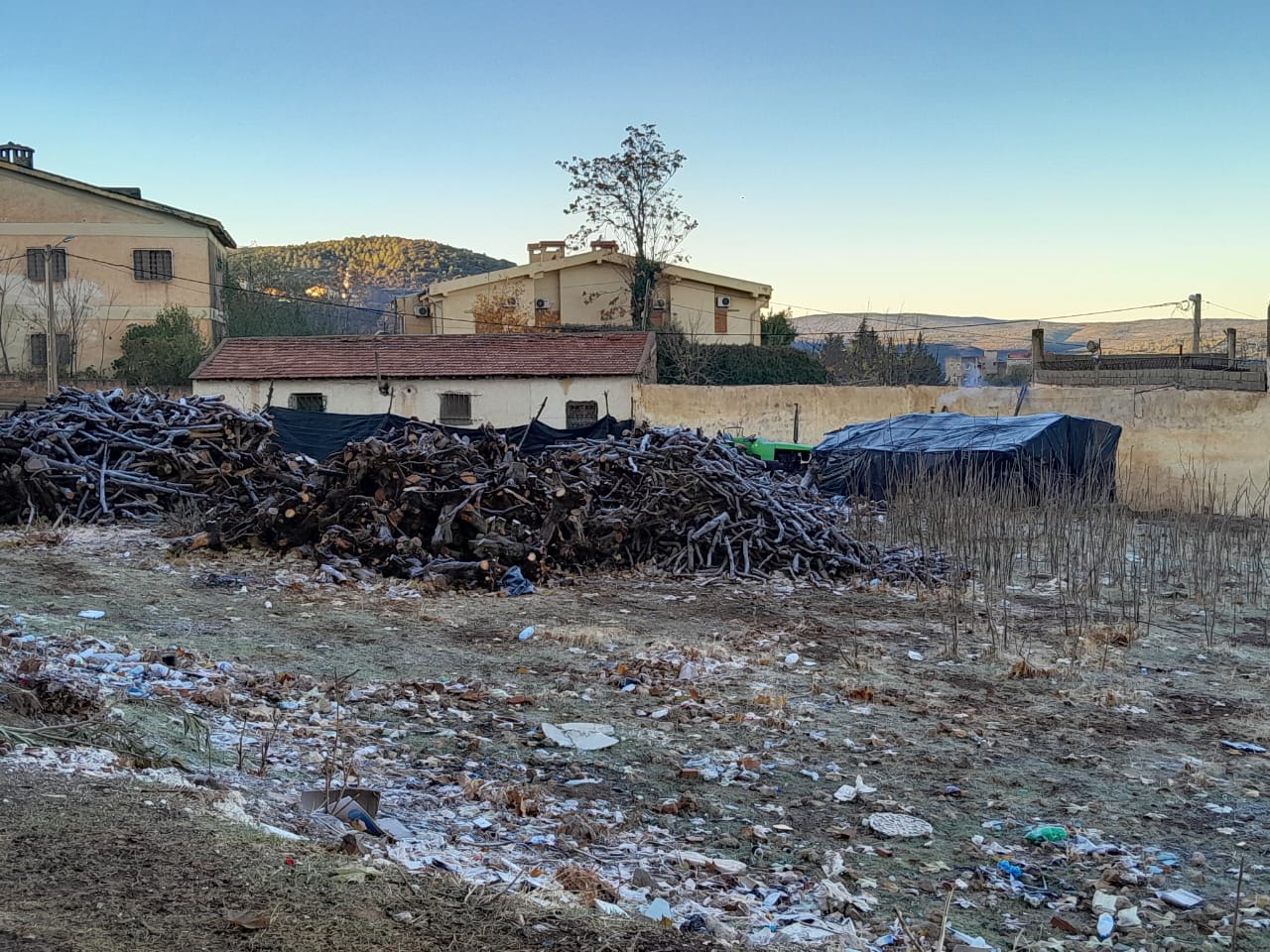 إيموزار كندر..الصقيع وغياب حطب التدفئة يعمقان معاناة ساكنة المدينة